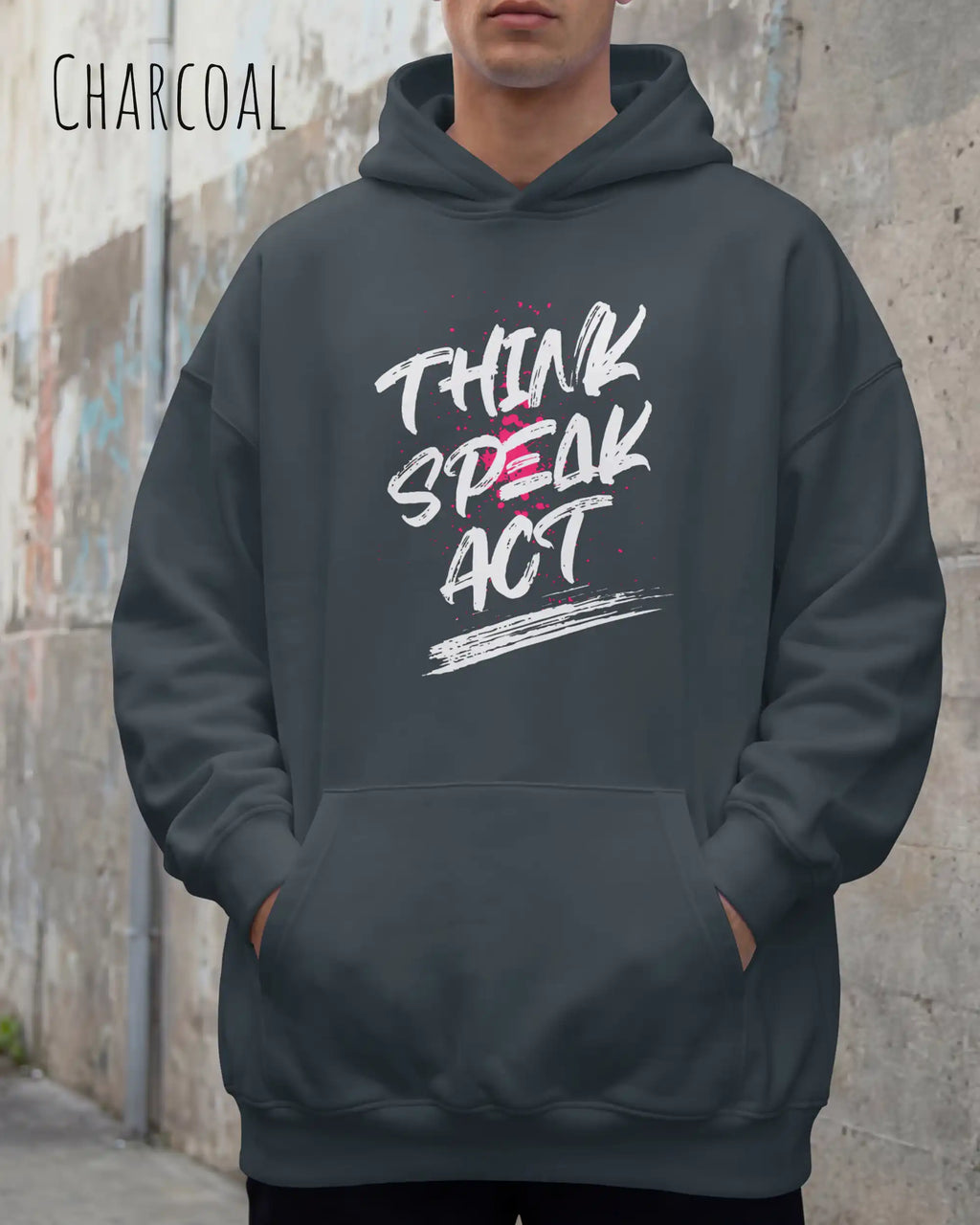 Mann trägt streetwear hoodie im oversize fit in farbe charcoal mit think speak act motiv auf der Brust