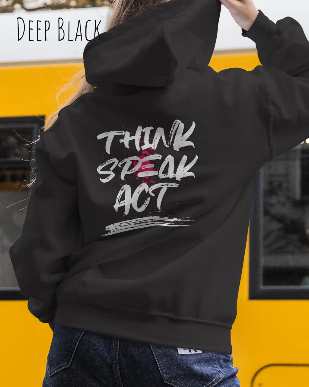 Frau trägt streetwear hoodie im oversize fit in farbe deeep black mit think speak act motiv auf dem rücken