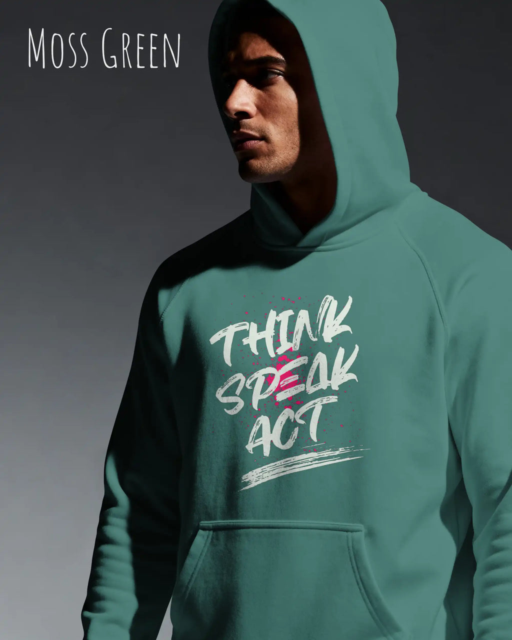 Mann trägt streetwear hoodie im oversize fit in farbe moss green mit think speak act motiv auf der Brust