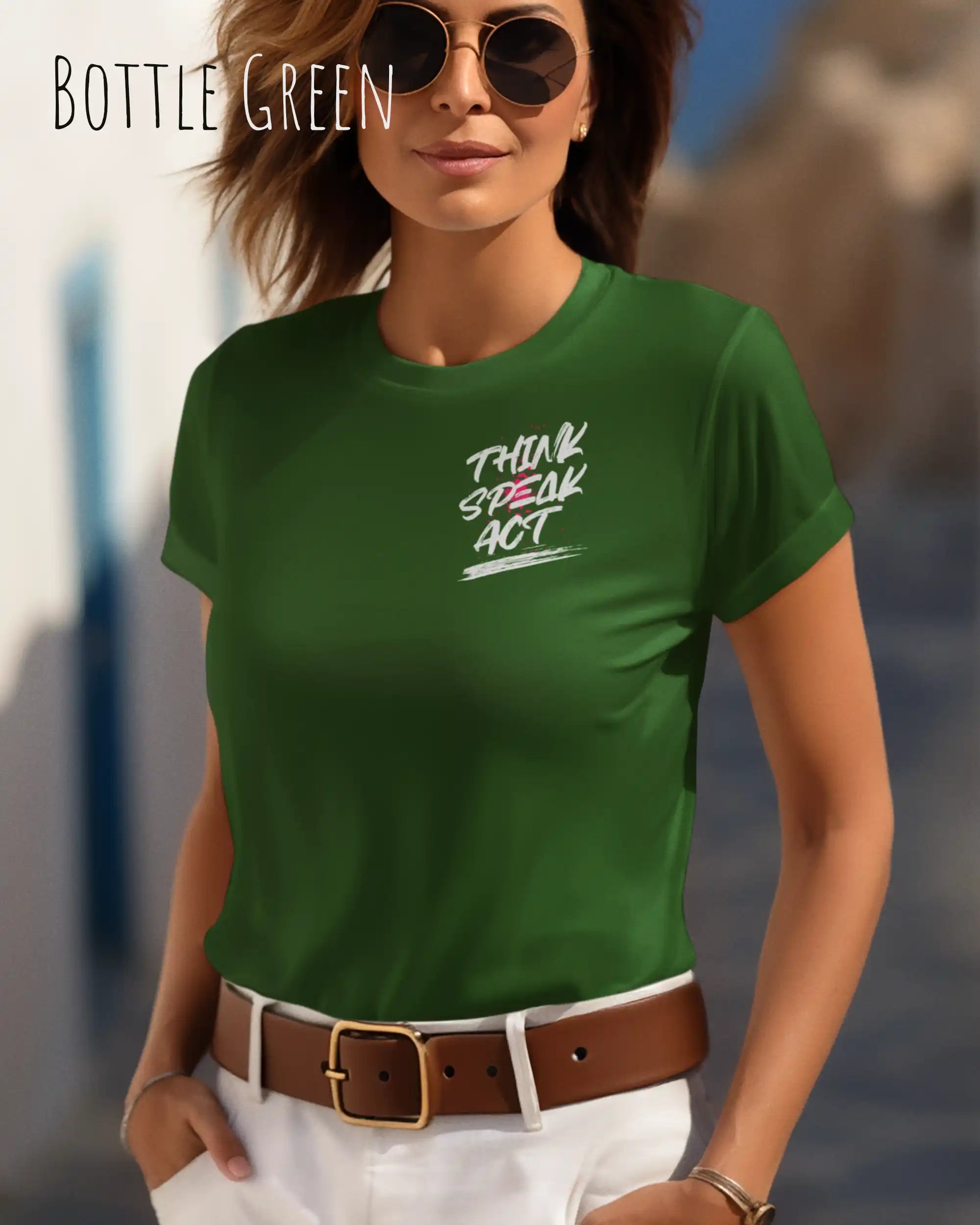 Frau trägt ein Design-T-Shirt mit femininen  Schnitt in der Farbe BOTTLE GREEN und dem  Statement THINK SPEAK ACT