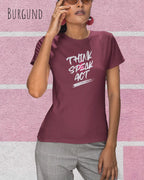Frau trägt ein Design-T-Shirt mit femininen  Schnitt in der Farbe Burgund.