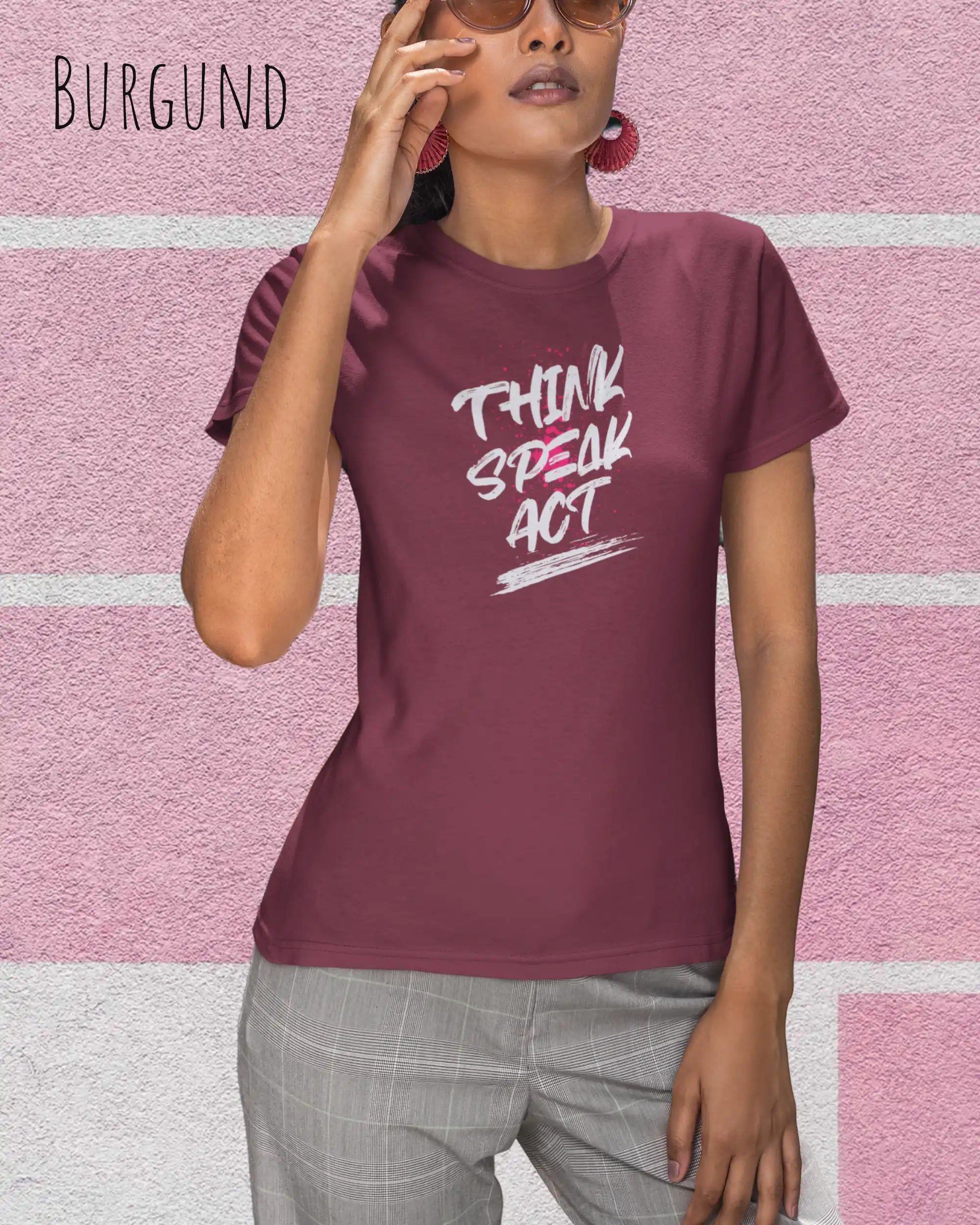 Frau trägt ein Design-T-Shirt mit femininen  Schnitt in der Farbe Burgund.