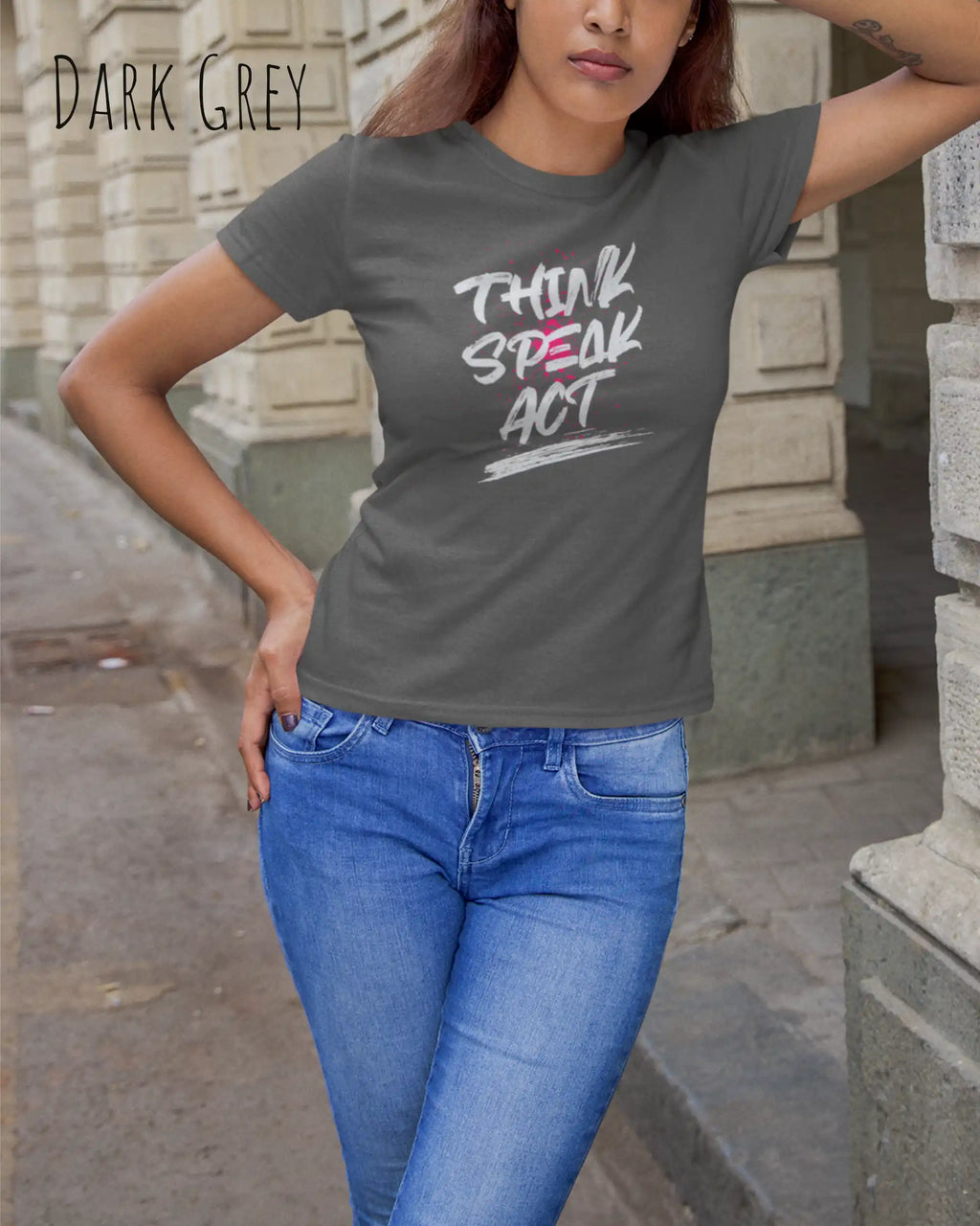 Frau trägt ein Design-T-Shirt mit femininen  Schnitt in der Farbe Dark Grey und dem  Statement THINK SPEAK ACT