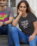 Frau trägt ein Design-T-Shirt mit femininen  Schnitt in der Farbe DEEP BLACK und dem  Statement THINK SPEAK ACT