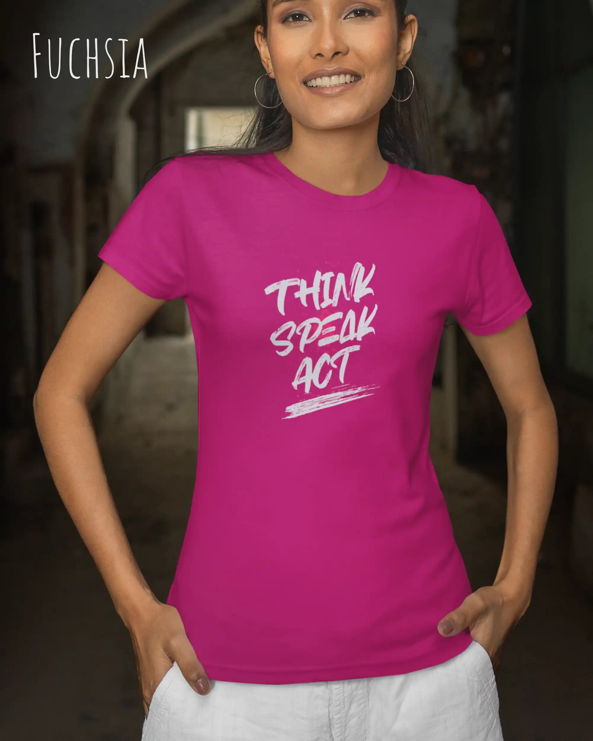 Frau trägt ein Design-T-Shirt mit femininen  Schnitt in der Farbe FUCHSIA und dem  Statement THINK SPEAK ACT