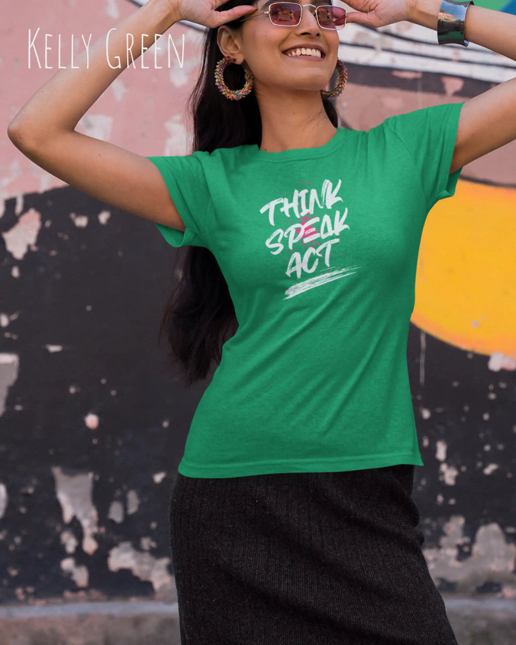 Frau trägt ein Design-T-Shirt mit femininen  Schnitt in der Farbe Kelly Green.