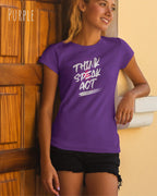 Frau trägt ein Design-T-Shirt mit femininen  Schnitt in der Farbe PURPLE und dem  Statement THINK SPEAK ACT