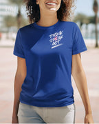 Frau trägt ein Design-T-Shirt mit femininen  Schnitt in der Farbe ROYAL BLUE und dem  Statement THINK SPEAK ACT