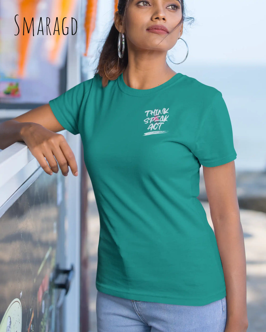 Frau trägt ein Design-T-Shirt mit femininen  Schnitt in der Farbe SMARAGD und dem  Statement THINK SPEAK ACT