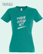 Das Bild zeigt ein feminines Design-T-Shirt in SMARAGD mit dem Statement THINK SPEAK ACT