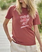 Frau trägt das Bio-Baumwolle T-Shirt Tee Jays Urban Luxury Tee 1150 in der Farbe cranberry mit dem Design THINK SPEAK ACT auf der Brust.
