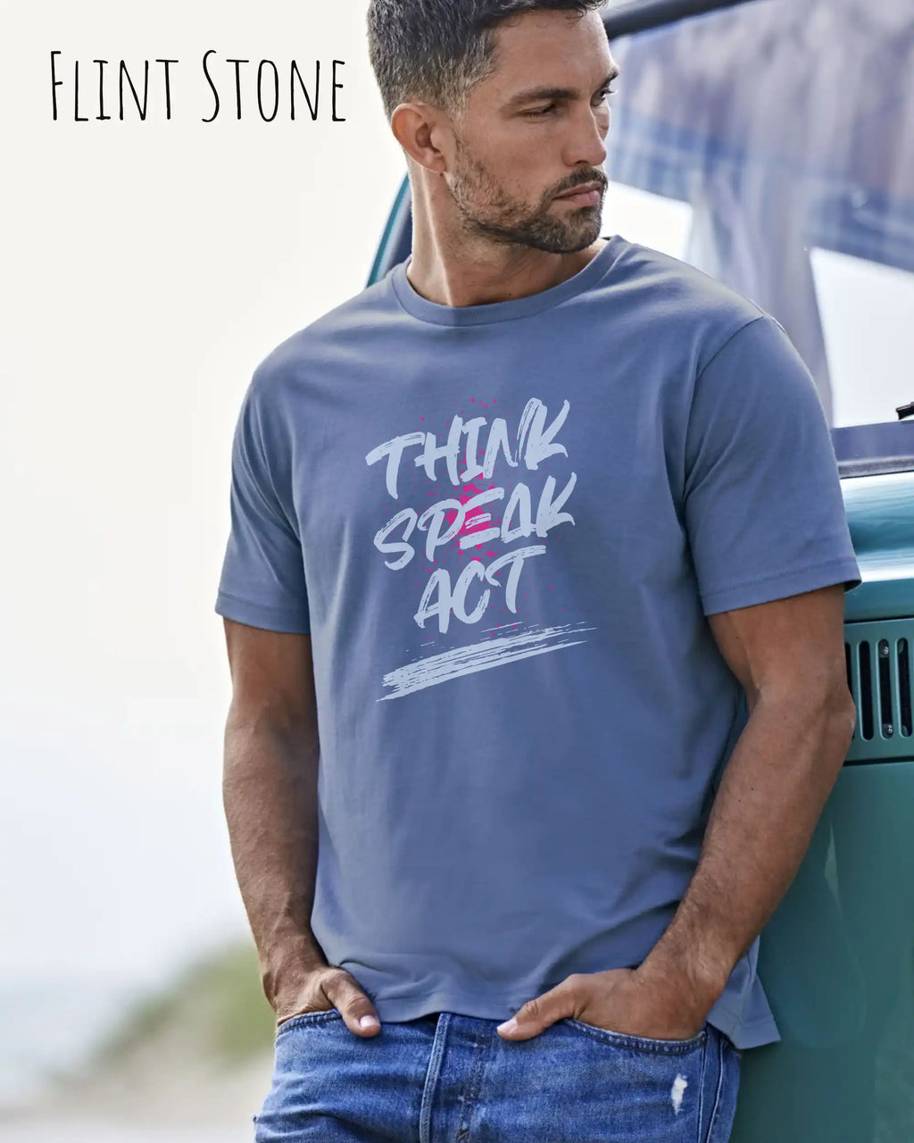 Mann trägt das Bio-Baumwolle T-Shirt Tee Jays Urban Luxury Tee 1150 in der Farbe flint stone mit dem Design THINK SPEAK ACT auf der Brust.