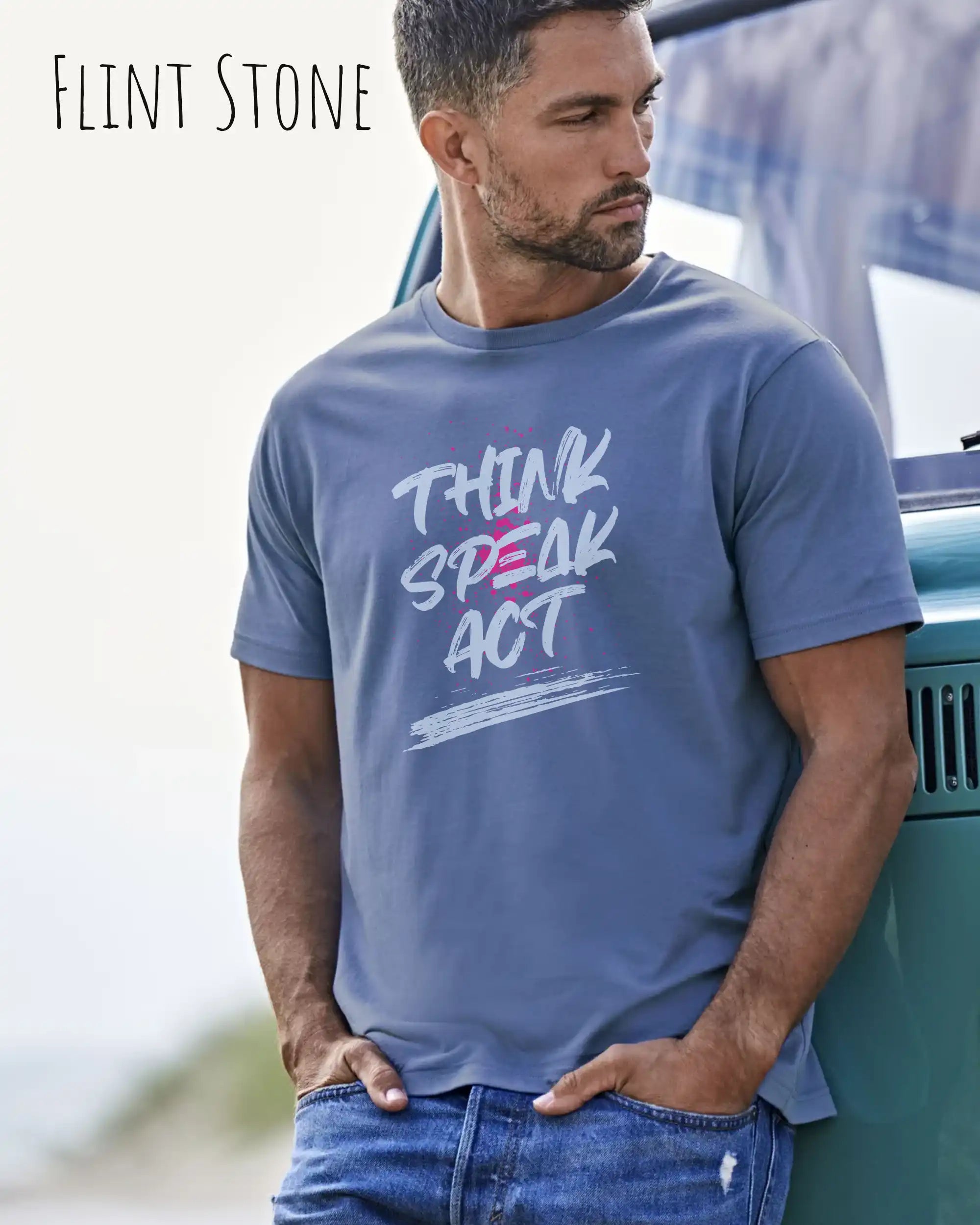 Mann trägt das Bio-Baumwolle T-Shirt Tee Jays Urban Luxury Tee 1150 in der Farbe flint stone mit dem Design THINK SPEAK ACT auf der Brust.