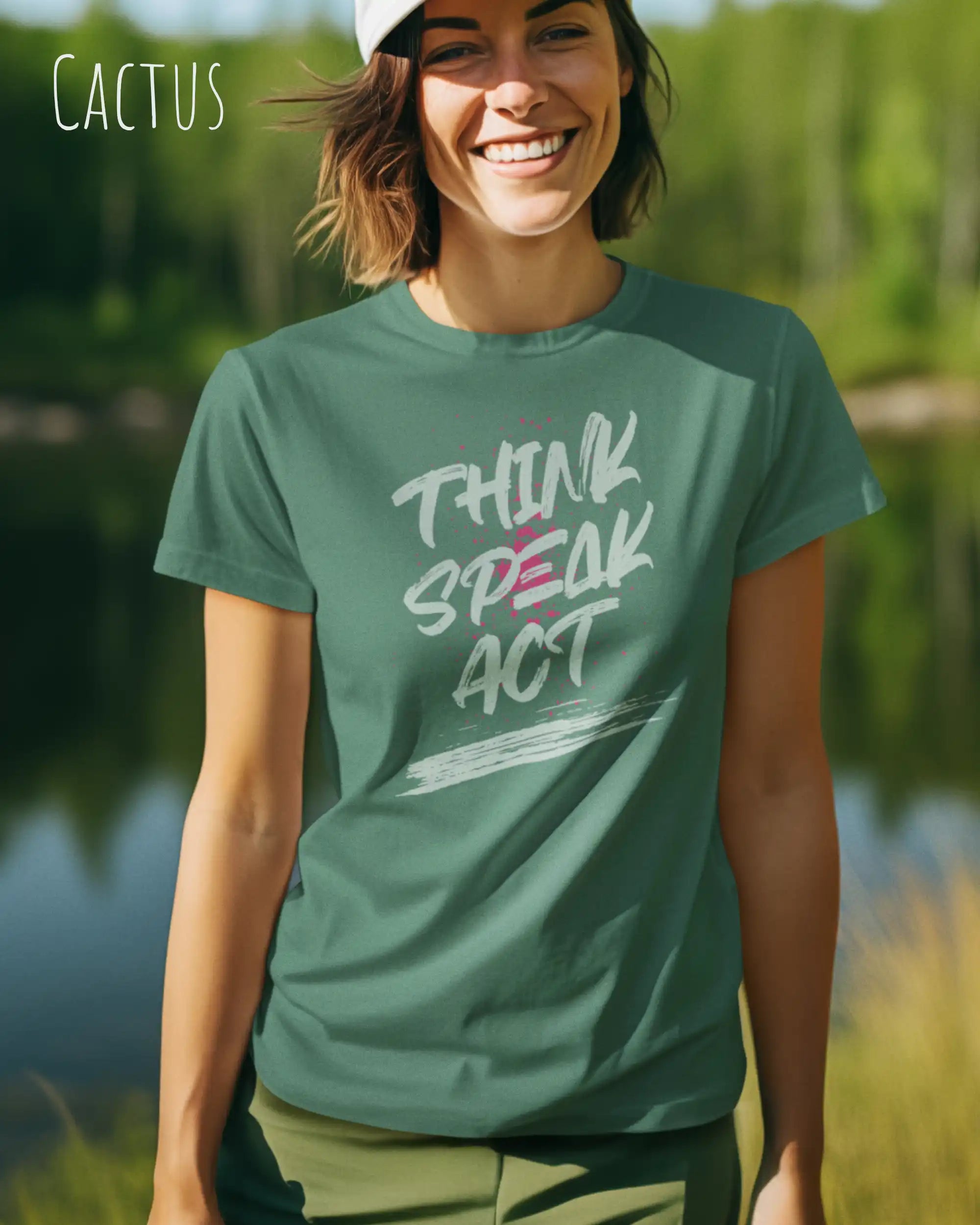 Frau trägt das Bio-Baumwolle T-Shirt Tee Jays Urban Luxury Tee 1150 in der Farbe cactus mit dem Design THINK SPEAK ACT auf der Brust.