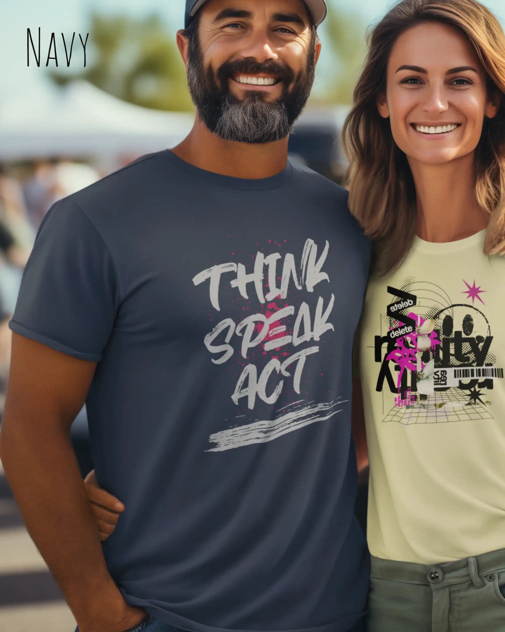 Mann trägt das Bio-Baumwolle T-Shirt Tee Jays Urban Luxury Tee 1150 in der Farbe navy mit dem Design THINK SPEAK ACT auf der Brust.