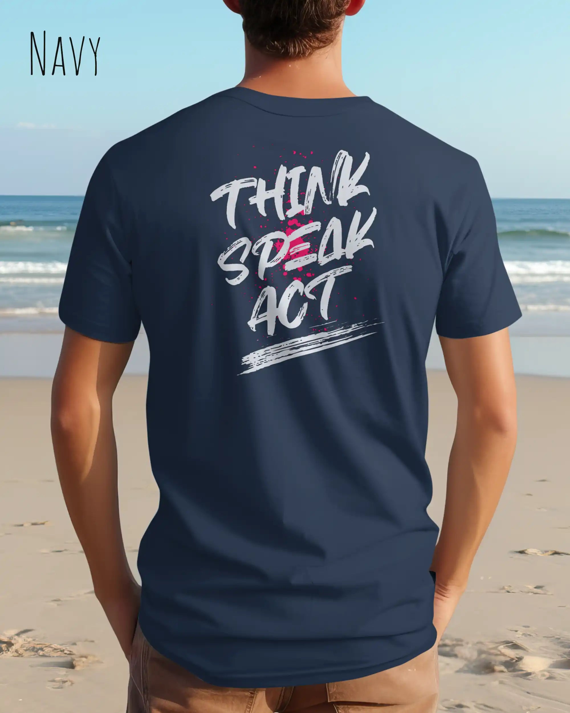 Mann am Strand trägt das Bio-Baumwolle T-Shirt Tee Jays Urban Luxury Tee 1150 in der Farbe navy mit dem Design THINK SPEAK ACT auf dem Rücken.