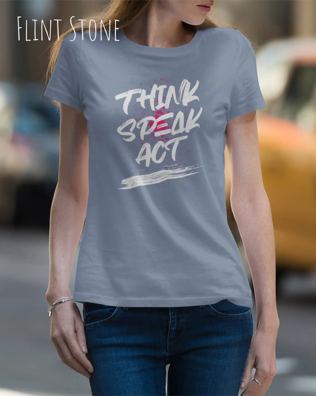 Das Bild zeit eine frau, die  ein  feminines Grafik-T-Shirt in der farbe flint stone mit dem  Statement-Design think speak act  trägt.