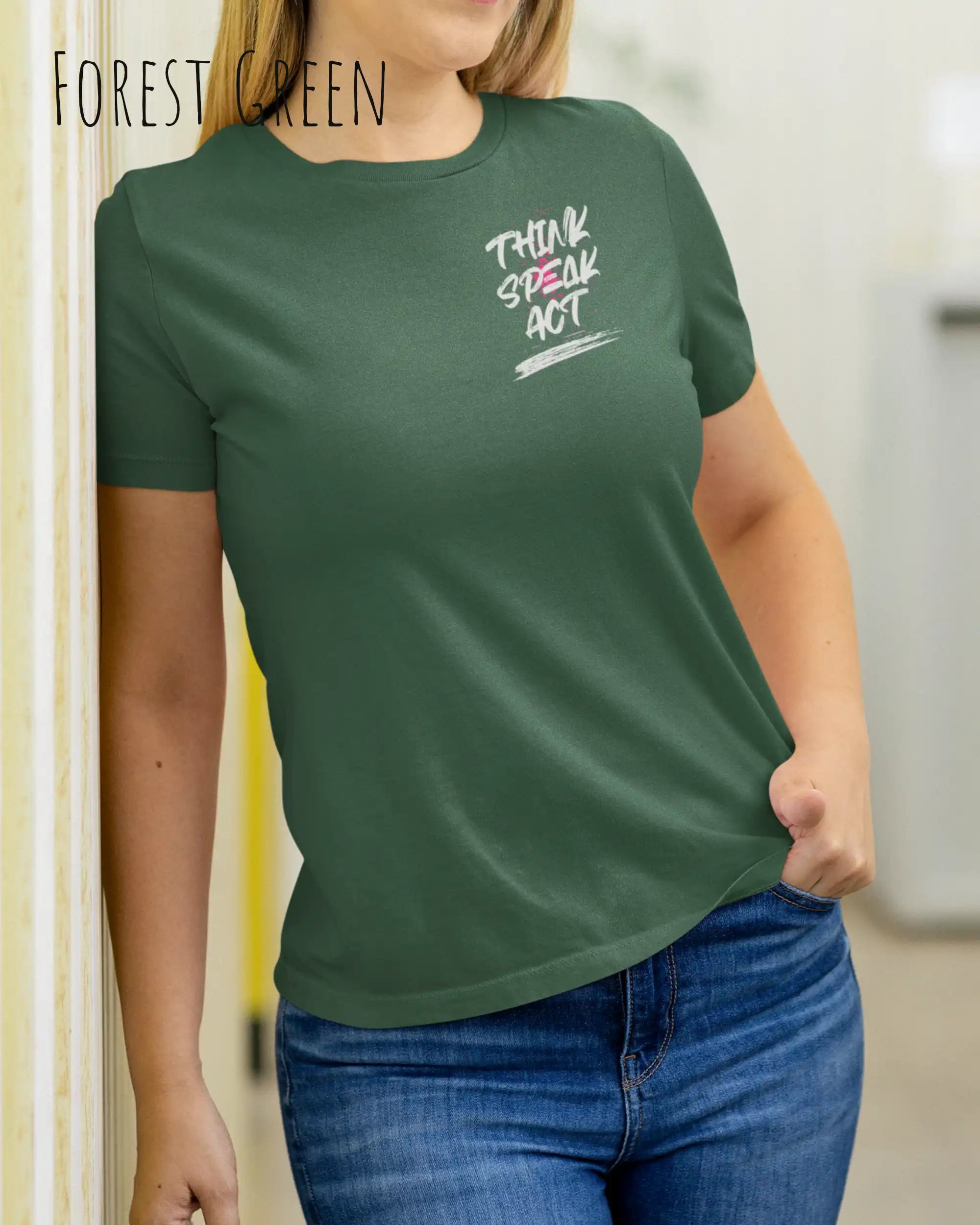 Das Bild zeit eine frau, die  feminines Grafik-T-Shirt in der farbe forest green mit dem  Statement-Design think speak act  trägt.