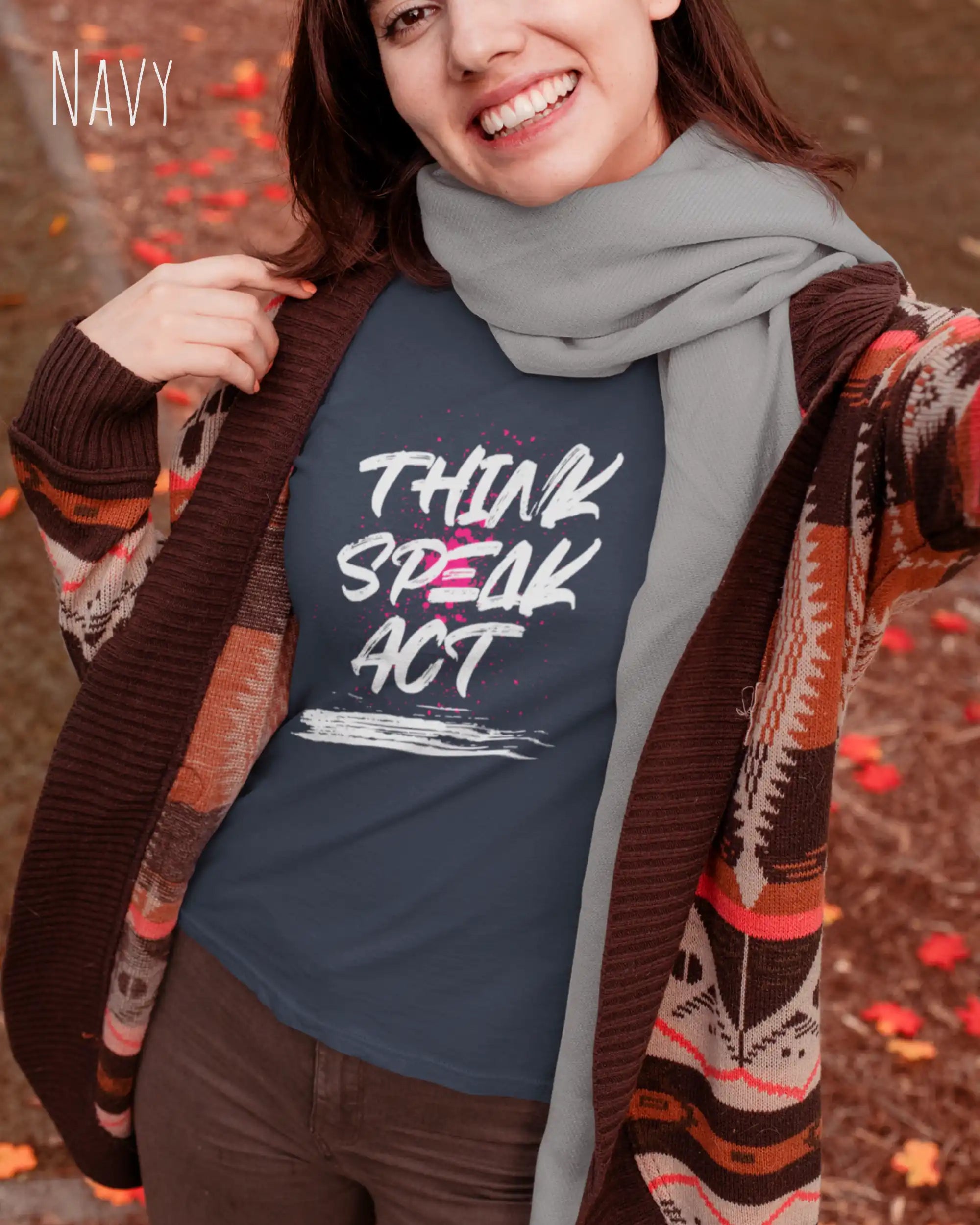 Das Bild zeit eine frau, die  feminines Grafik-T-Shirt in der farbe navy mit dem  Statement-Design think speak act  trägt.