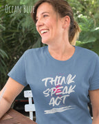 Das Bild zeit eine frau, die  feminines Grafik-T-Shirt in der farbe ocean blue  mit dem  Statement-Design think speak act  trägt.