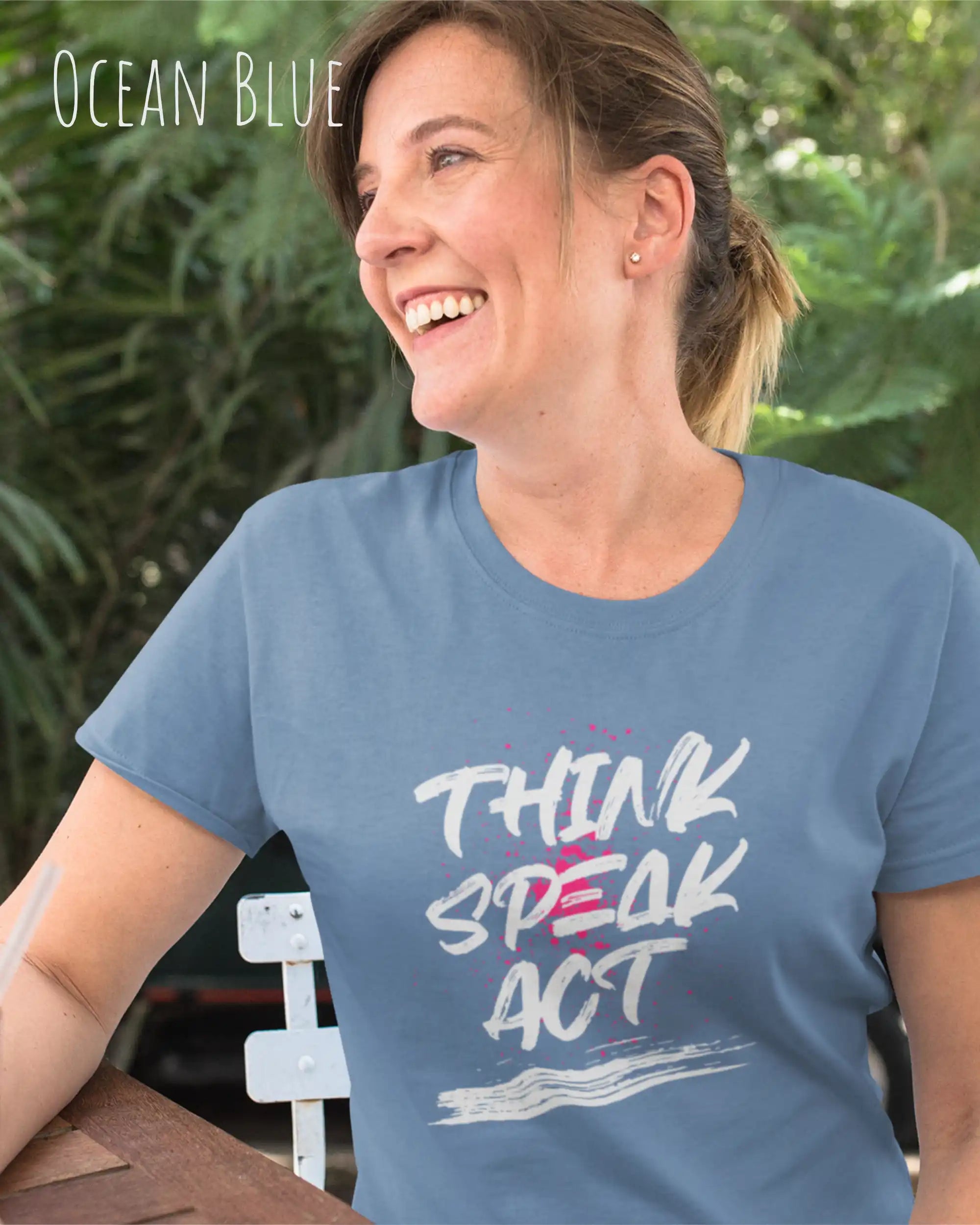 Das Bild zeit eine frau, die  feminines Grafik-T-Shirt in der farbe ocean blue  mit dem  Statement-Design think speak act  trägt.