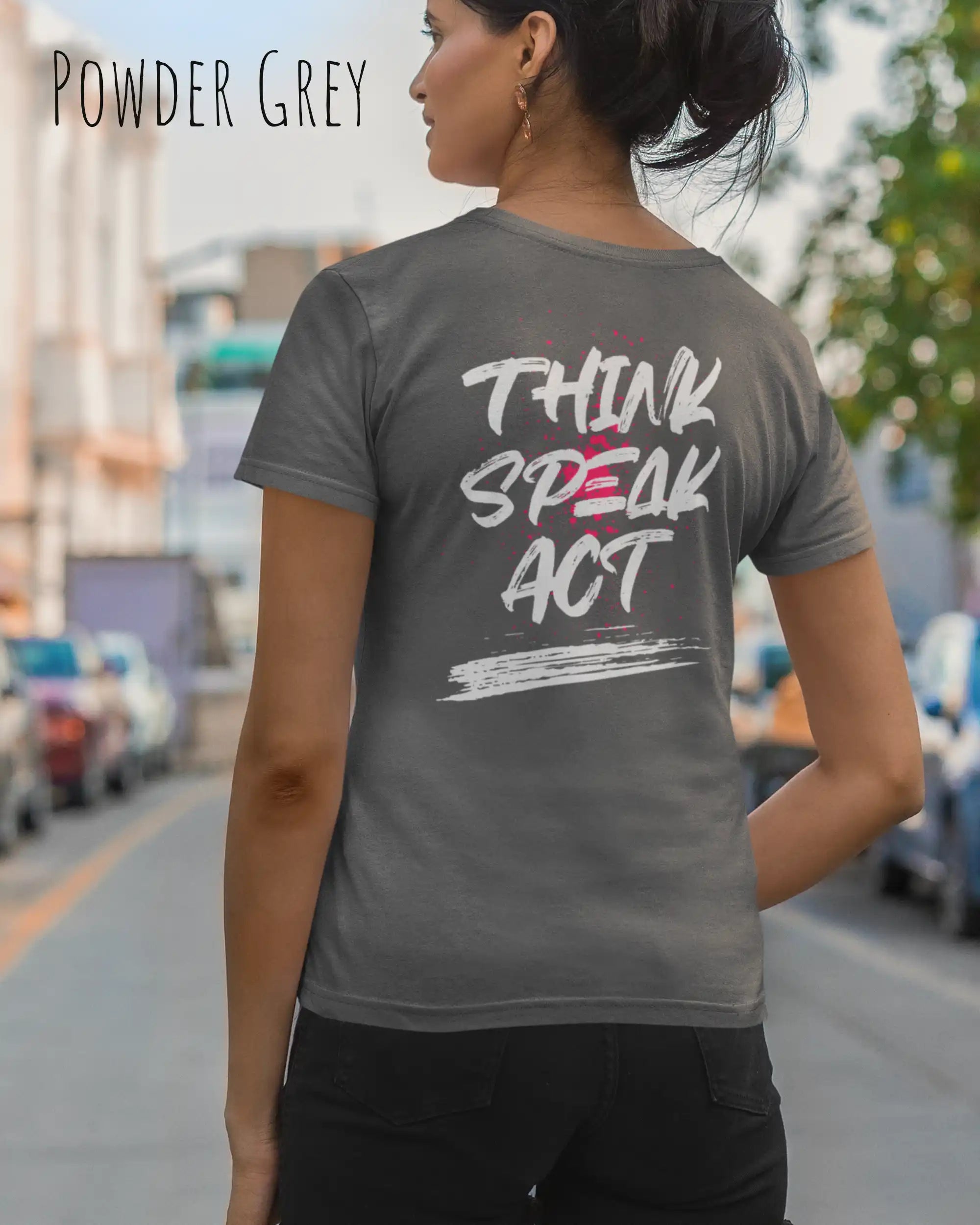 Das Bild zeit eine frau, die ein  feminines Grafik-T-Shirt in der farbe red mit dem  Statement-backprint think speak act  trägt.