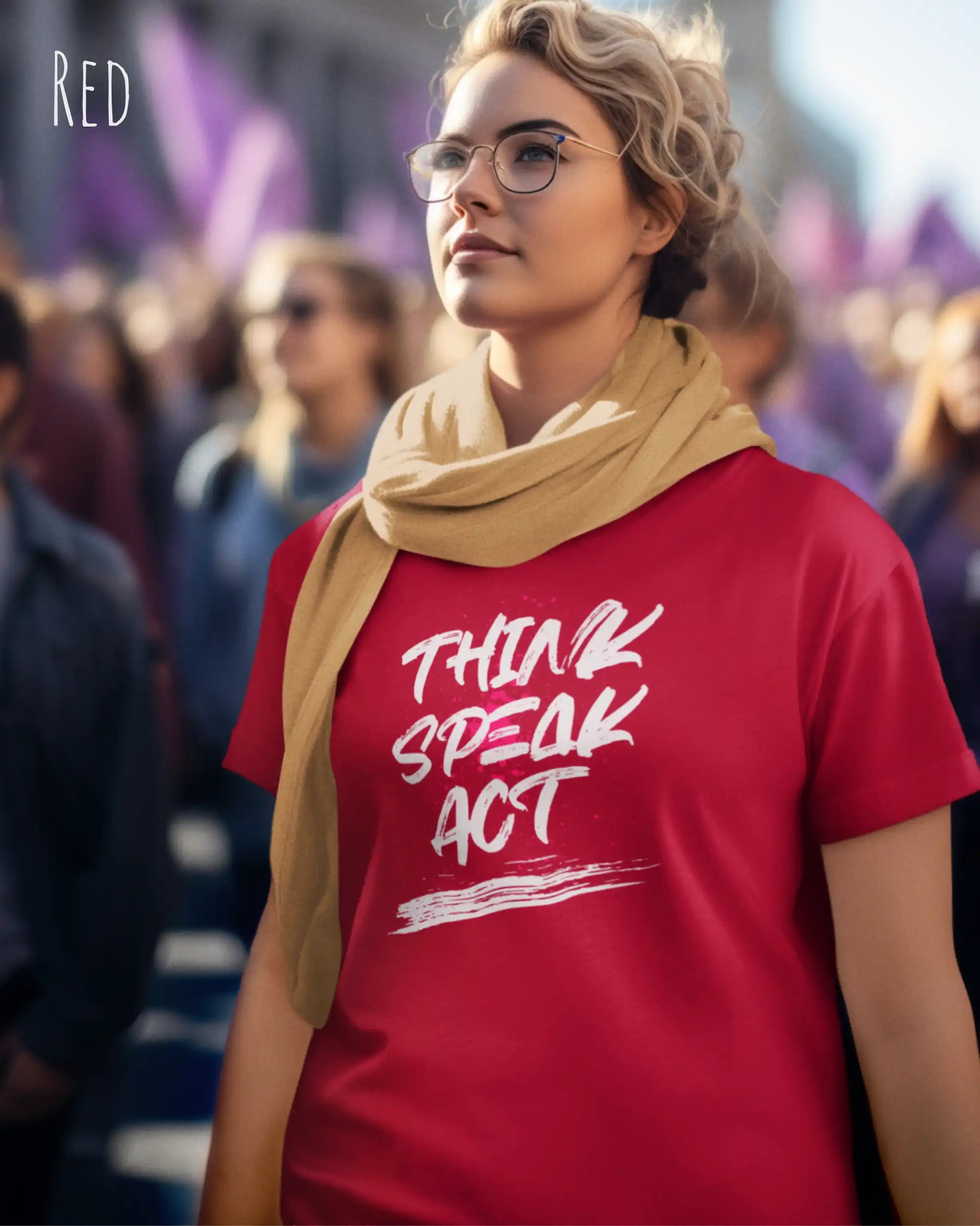 Das Bild zeit eine frau, die  feminines Grafik-T-Shirt in der farbe red mit dem  Statement-Design think speak act  trägt.