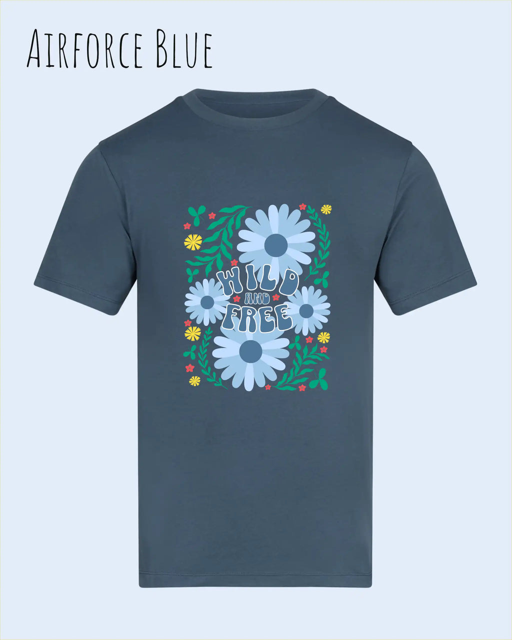 Die Abbildung zeigt ein Design-T-Shirt in der farbe airforce blue aus atmungsaktiver Baumwolle  mit dem statement WILD AND FREE.