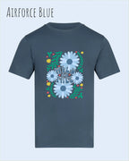 Die Abbildung zeigt ein Design-T-Shirt in der farbe airforce blue aus atmungsaktiver Baumwolle  mit dem statement WILD AND FREE.
