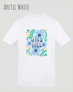 Die Abbildung zeigt ein Design-T-Shirt in der farbe Arctic white aus atmungsaktiver Baumwolle  mit dem statement WILD AND FREE.