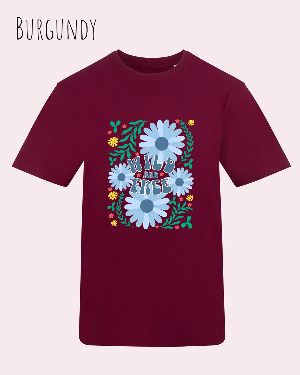 Die Abbildung zeigt ein Design-T-Shirt in der farbe burgund aus atmungsaktiver Baumwolle  mit dem statement WILD AND FREE.