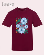 Die Abbildung zeigt ein Design-T-Shirt in der farbe burgund aus atmungsaktiver Baumwolle  mit dem statement WILD AND FREE.