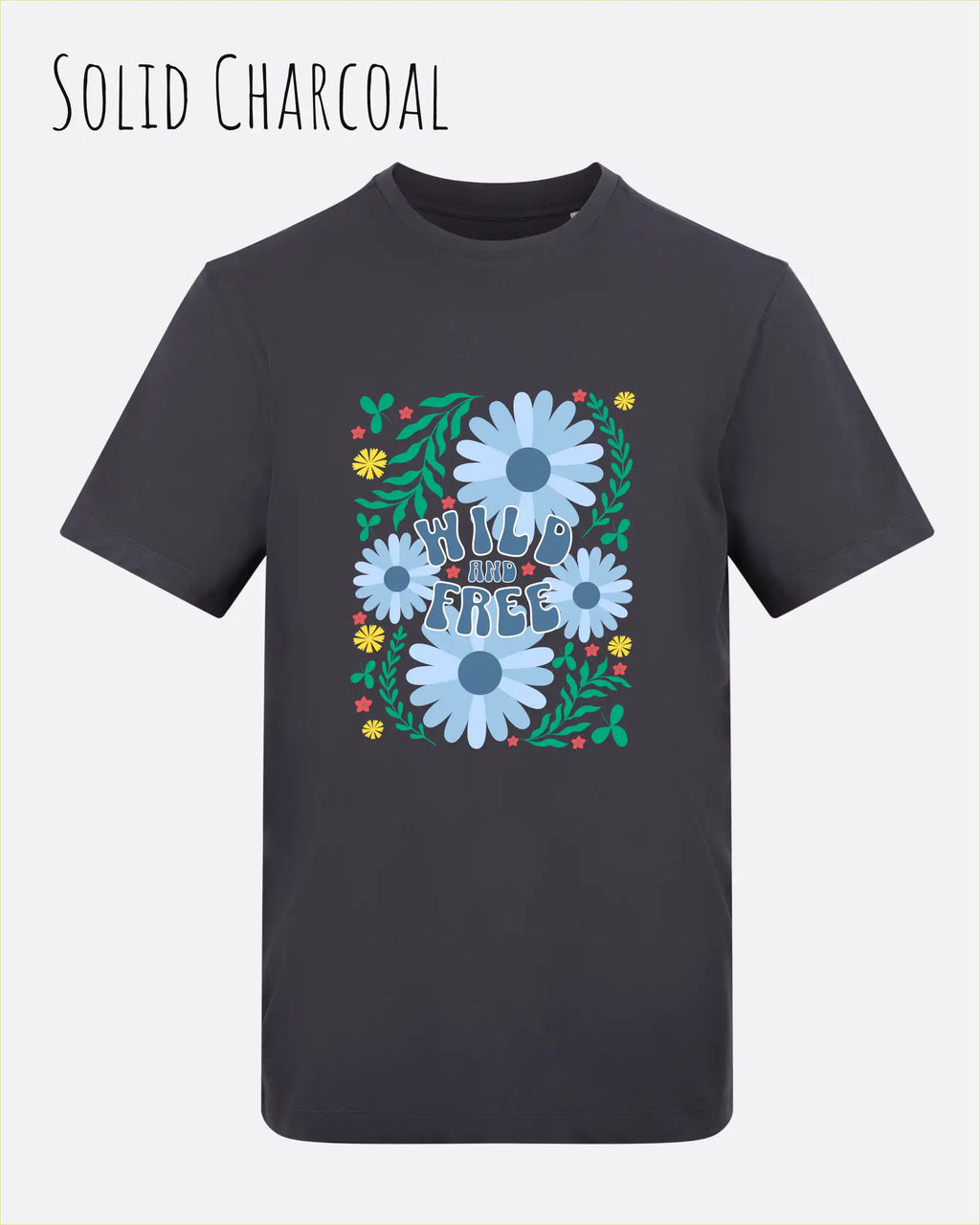 Die Abbildung zeigt ein Design-T-Shirt in der farbe solid charcoal aus atmungsaktiver Baumwolle  mit dem statement WILD AND FREE.