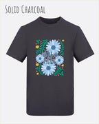 Die Abbildung zeigt ein Design-T-Shirt in der farbe solid charcoal aus atmungsaktiver Baumwolle  mit dem statement WILD AND FREE.