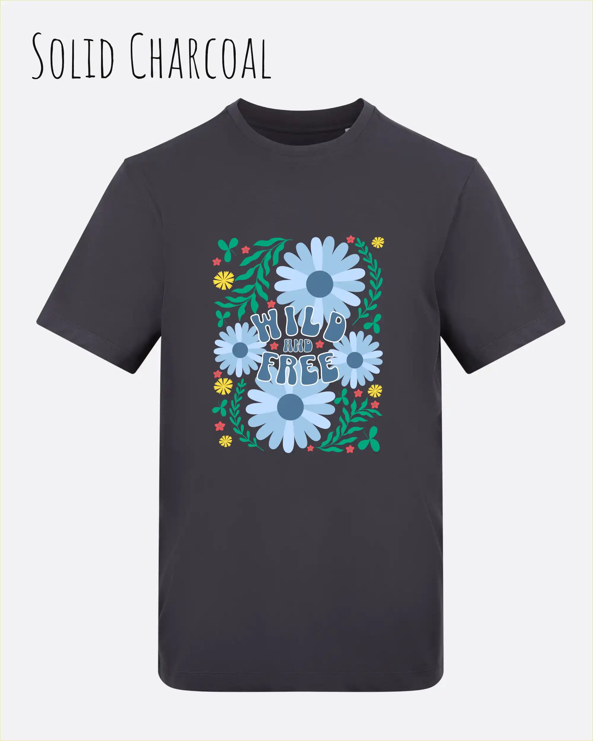 Die Abbildung zeigt ein Design-T-Shirt in der farbe solid charcoal aus atmungsaktiver Baumwolle  mit dem statement WILD AND FREE.