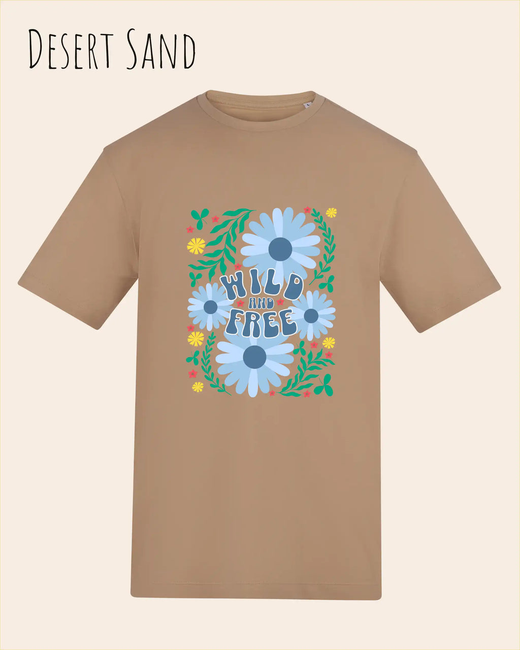 Die Abbildung zeigt ein Design-T-Shirt in der farbe desert sand aus atmungsaktiver Baumwolle  mit dem statement WILD AND FREE.