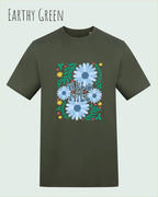Die Abbildung zeigt ein Design-T-Shirt in der farbe earthy green aus atmungsaktiver Baumwolle  mit dem statement WILD AND FREE.