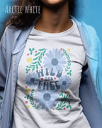 Das Bild zeigt eine Frau, die ein Design-T-Shirt in der farbe arctic white  aus atmungsaktiver Baumwolle  mit dem statement WILD AND FREE trägt.