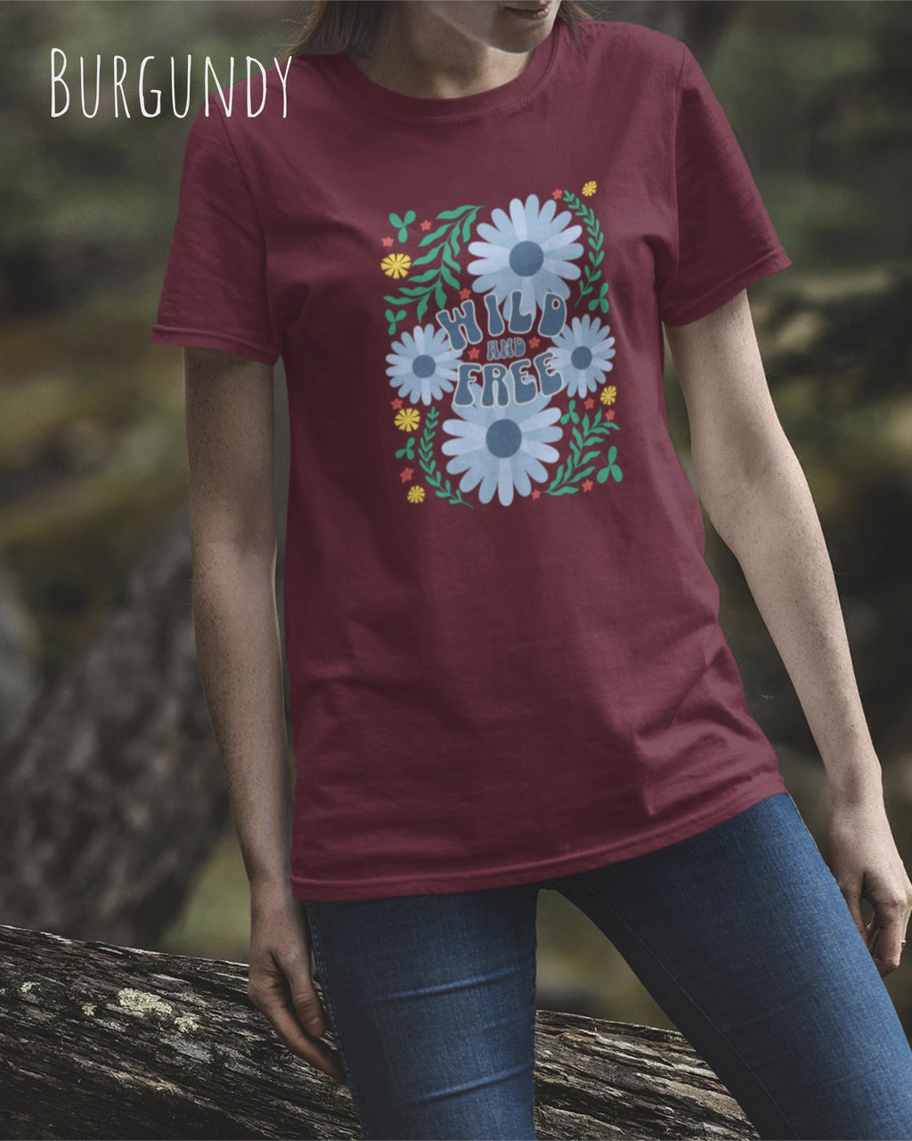 Das Bild zeigt eine Frau, die ein Design-T-Shirt in der farbe Burgund   aus atmungsaktiver Baumwolle  mit dem statement WILD AND FREE trägt.