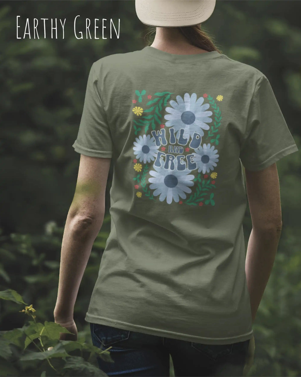 Das Bild zeigt eine Frau, die ein Design-T-Shirt in der farbe earthy green  aus atmungsaktiver Baumwolle  mit dem statement WILD AND FREE trägt.