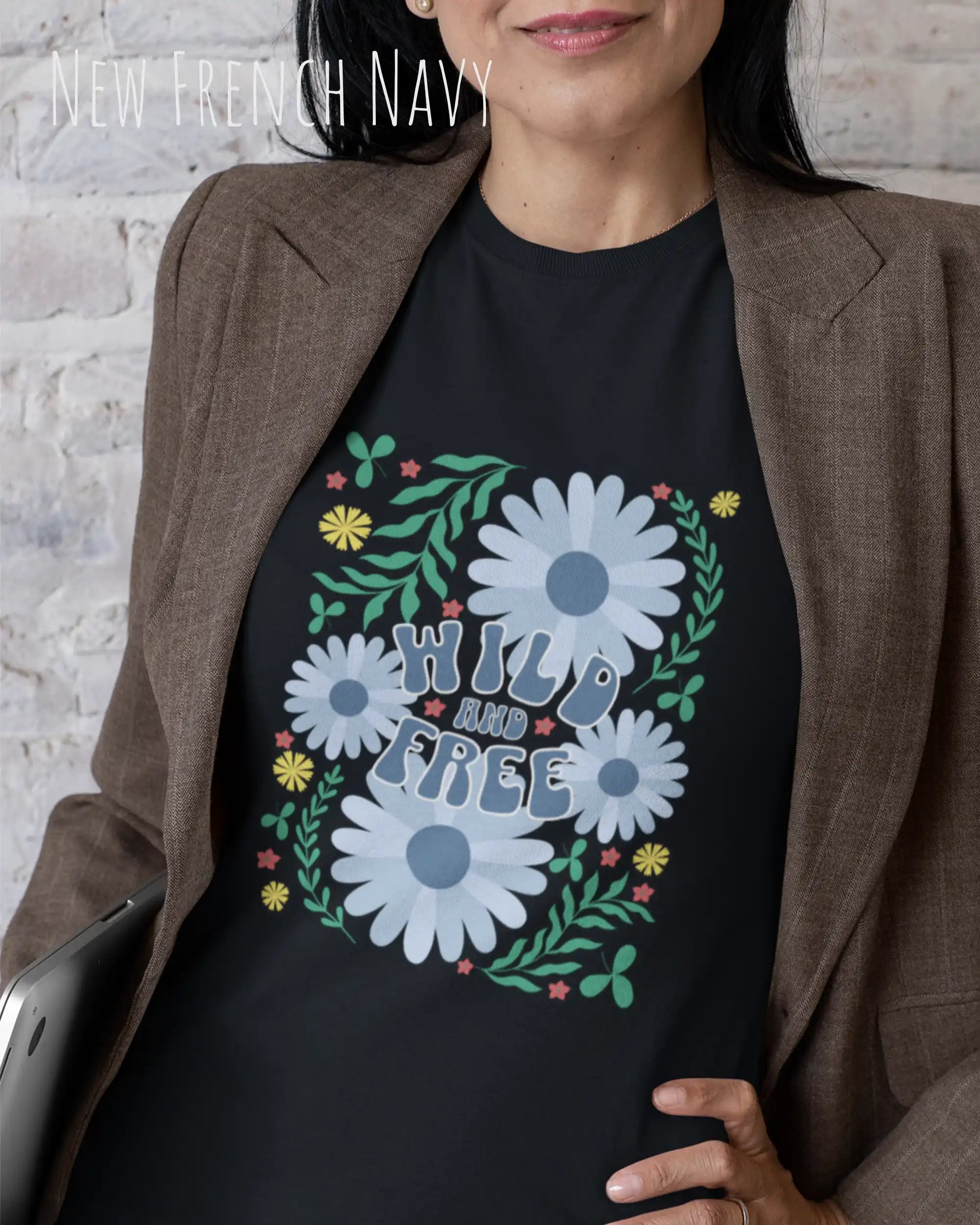 Das Bild zeigt eine Frau, die ein Design-T-Shirt in der farbe new french navy  aus atmungsaktiver Baumwolle  mit dem statement WILD AND FREE trägt.