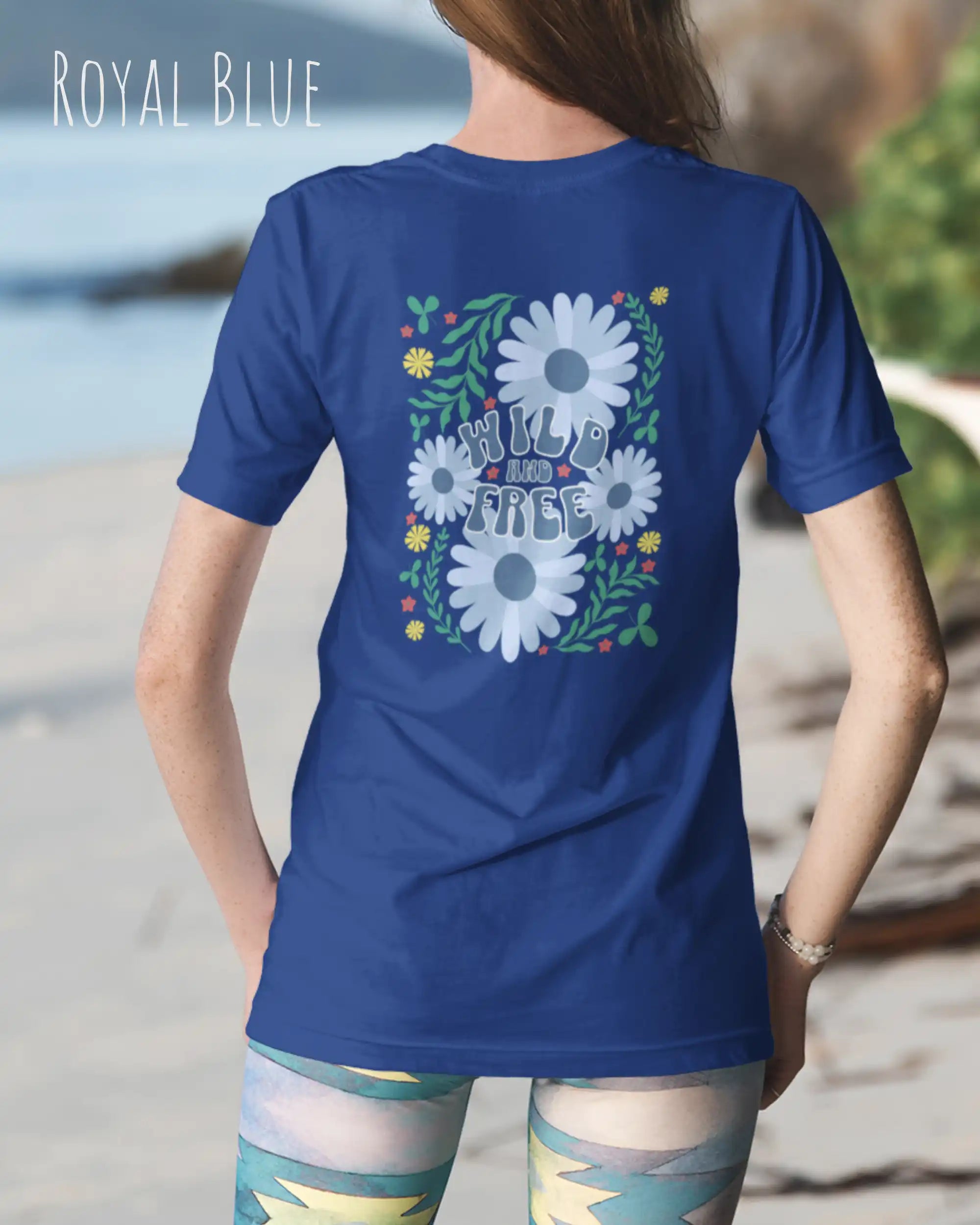 Das Bild zeigt eine Frau, die ein Design-T-Shirt in der farbe royal blue  aus atmungsaktiver Baumwolle  mit dem statement WILD AND FREE trägt.