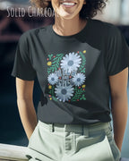 Das Bild zeigt eine Frau, die ein Design-T-Shirt in der farbe solid charcoal  aus atmungsaktiver Baumwolle  mit dem statement WILD AND FREE trägt.