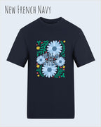 Die Abbildung zeigt ein Design-T-Shirt in der farbe NEW FRENCH NAVY aus atmungsaktiver Baumwolle  mit dem statement WILD AND FREE.
