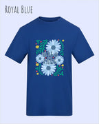 Die Abbildung zeigt ein Design-T-Shirt in der farbe royal blue aus atmungsaktiver Baumwolle  mit dem statement WILD AND FREE.