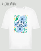 Die Abbildung zeigt ein oversized heavyweight design-t-shirt in der farbe arctic white und mit dem motiv wild and free.