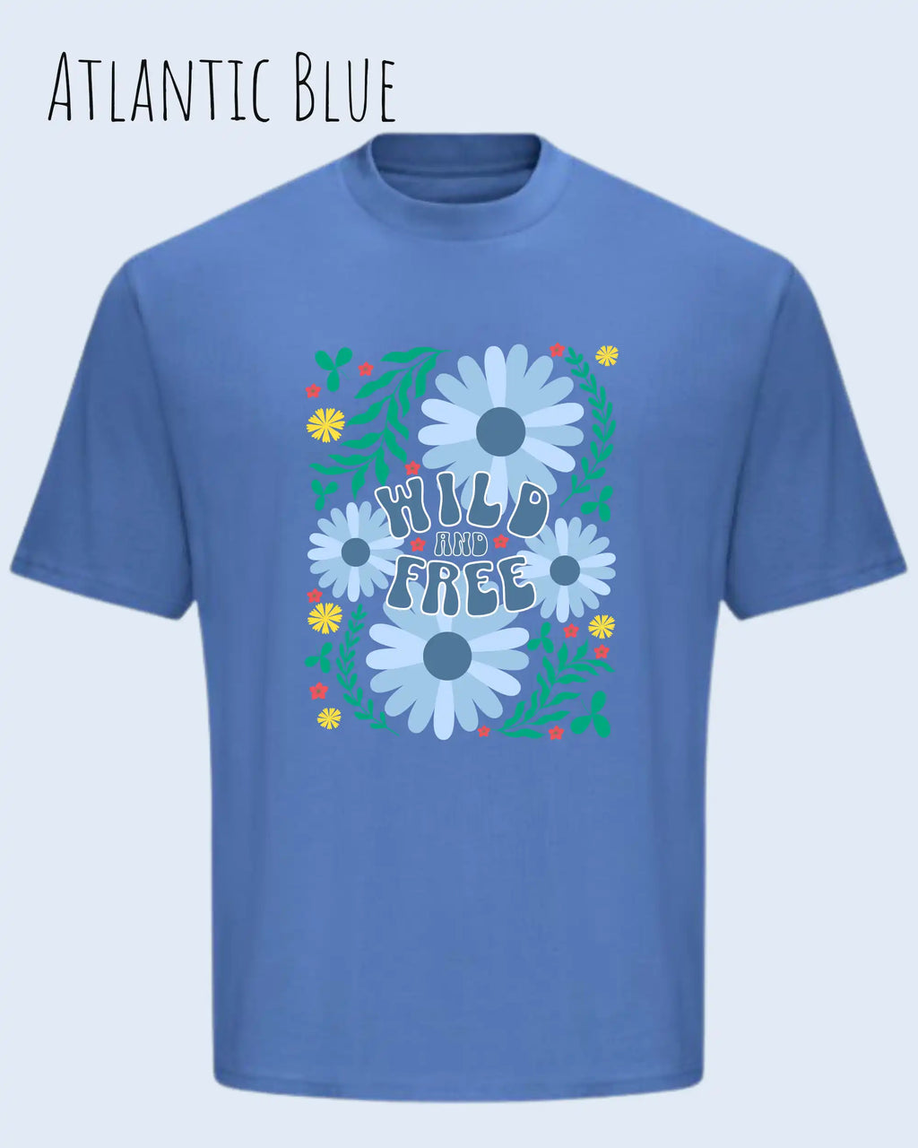 Die Abbildung zeigt ein oversized heavyweight design-t-shirt in der farbe atlantic blue und mit dem motiv wild and free.
