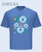 Die Abbildung zeigt ein oversized heavyweight design-t-shirt in der farbe atlantic blue und mit dem motiv wild and free.