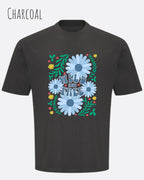 Die Abbildung zeigt ein oversized heavyweight design-t-shirt in der farbe charcoal und mit dem motiv wild and free.