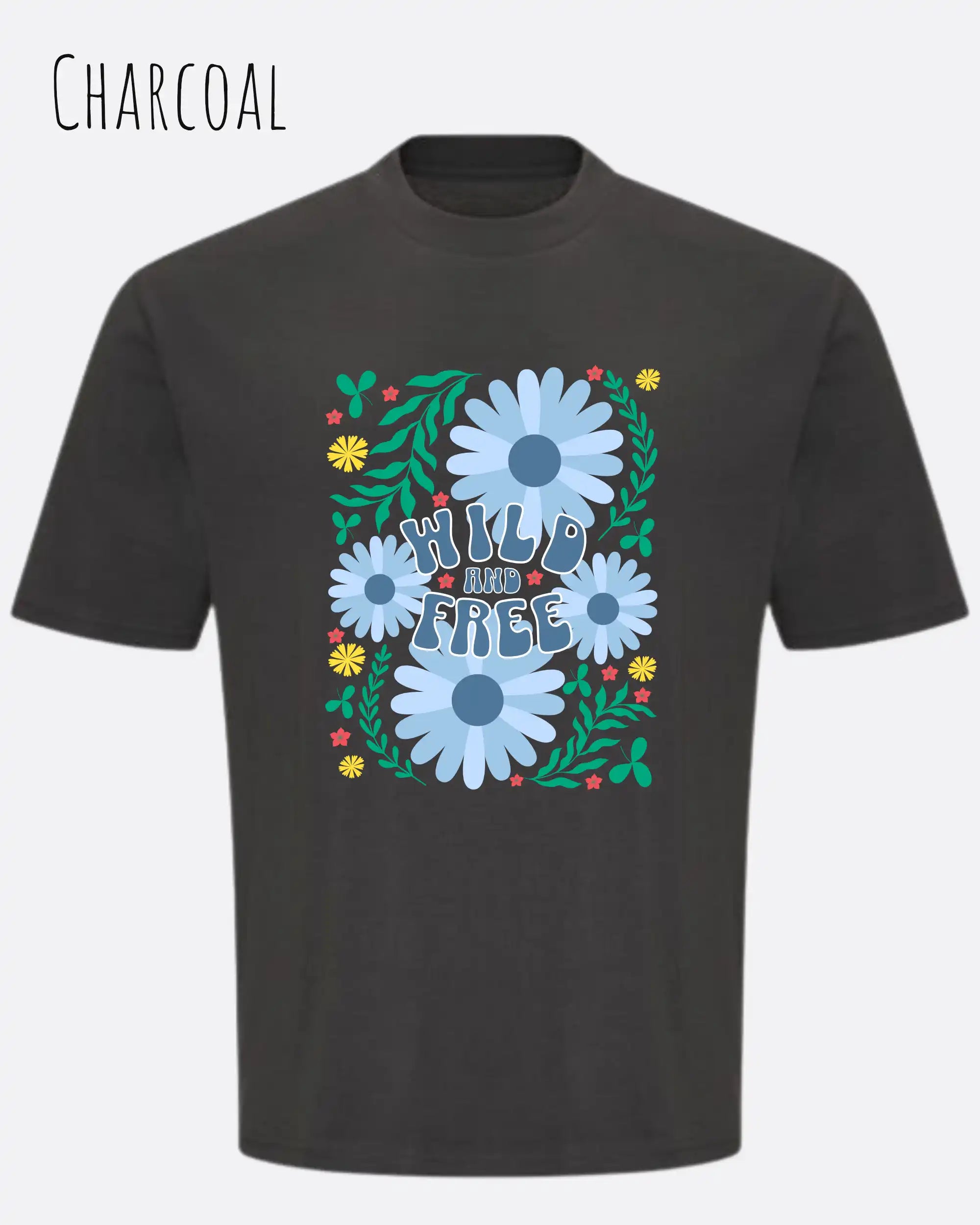 Die Abbildung zeigt ein oversized heavyweight design-t-shirt in der farbe charcoal und mit dem motiv wild and free.